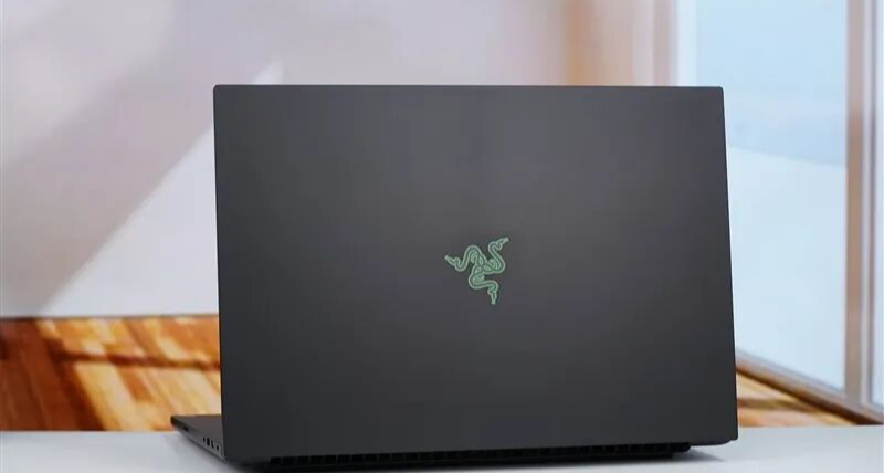 雷蛇靈刃18 2025評測：配置拉滿的頂級遊戲本 18寸也能輕盈纖薄