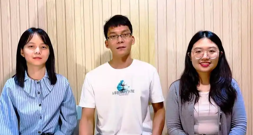 曾高考 16 次的唐尚珺開始直播帶貨，兩位團隊女生爲校友