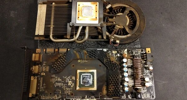 吸菸者用17年的9800GT 顯卡！拆開焦油結塊：看一眼感覺要得肺癌