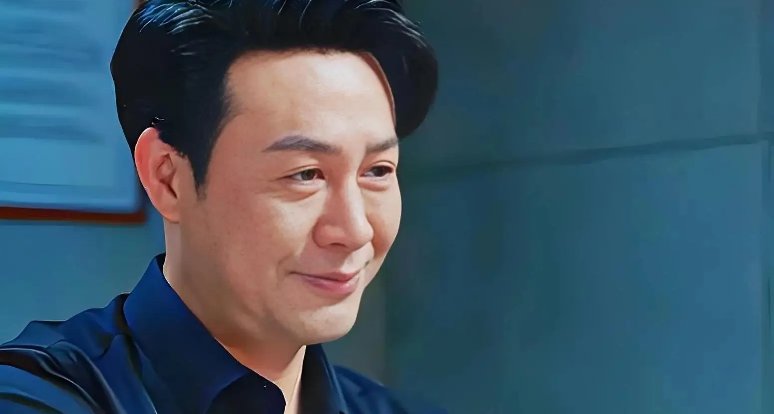 张颂文凌晨聚餐后回家路上救人，被救者送锦旗感谢