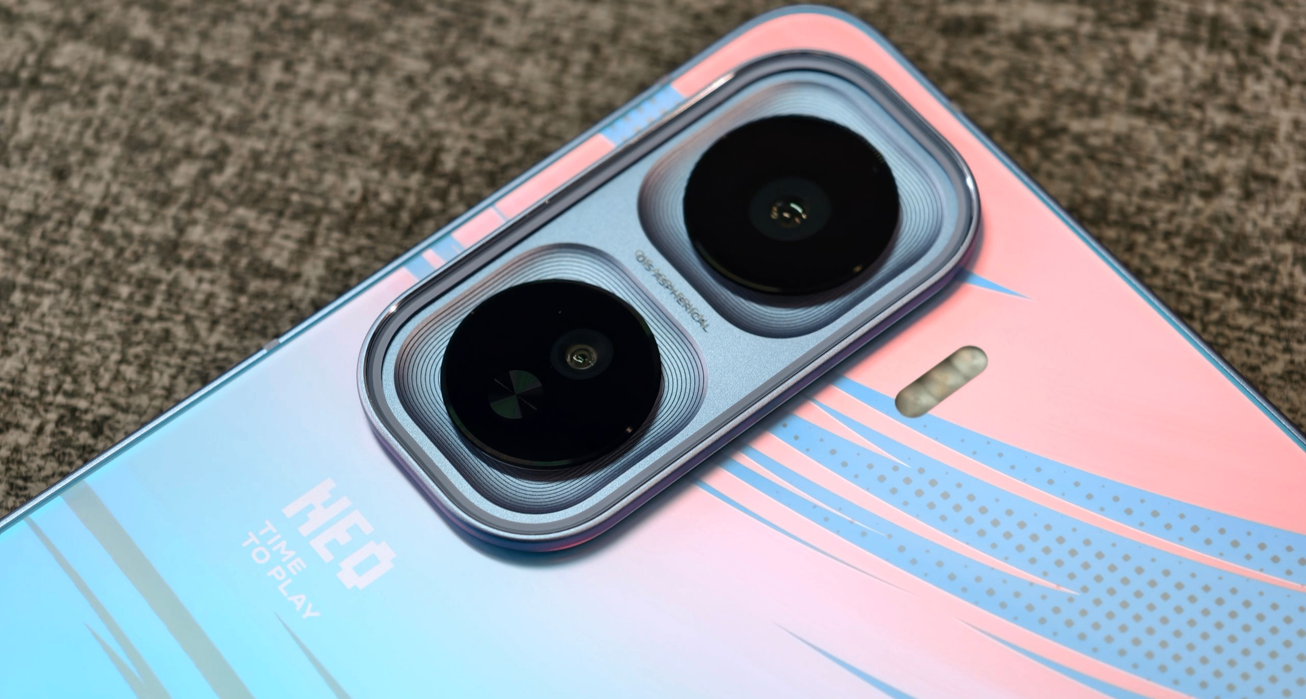 買處理器送手機，它甚至還給一塊不抽獎的頂級2K屏！