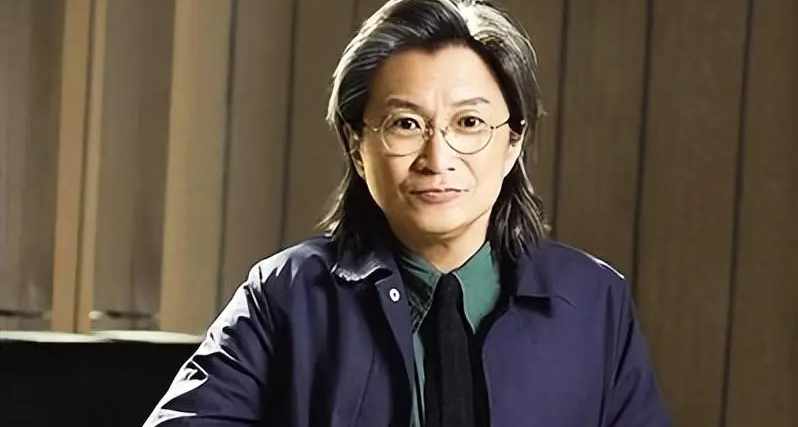 陈可辛为躲避狗撞上人行道，还撞断了一棵树，没有人受伤