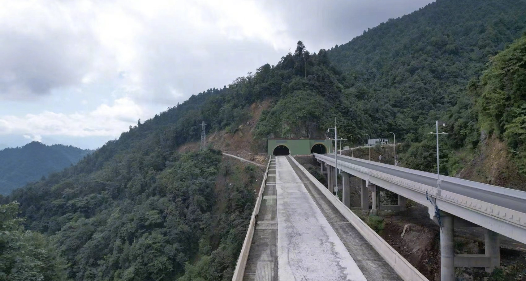 四川首條自帶地暖高速公路亮相，雪花落下三四十秒就化作清水