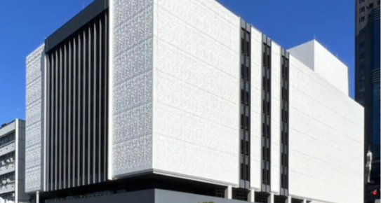 志愿者善意擦灰酿乌龙，40 年尘镜艺术品遭损毁，艺术家大度回应