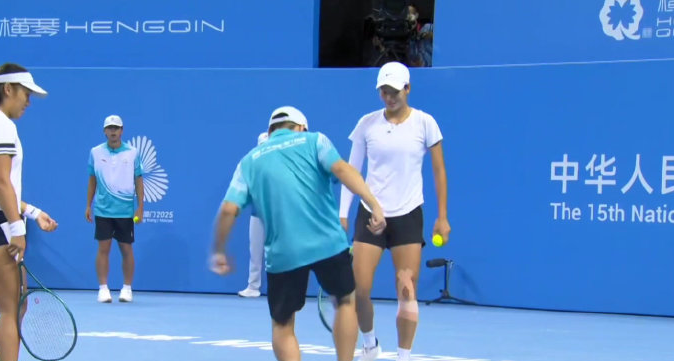 全运会赛场惊现大蟑螂，工作人员踩死后徒手抓走，运动员吓得弹起