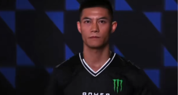 赵鸿刚称至今看人仍重影，不手术或眼部塌陷，目前选择保守治疗