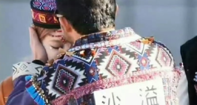 沙溢宋雨琦亲密互动系贴面礼，《奔跑吧》：散了吧，期待节目播出