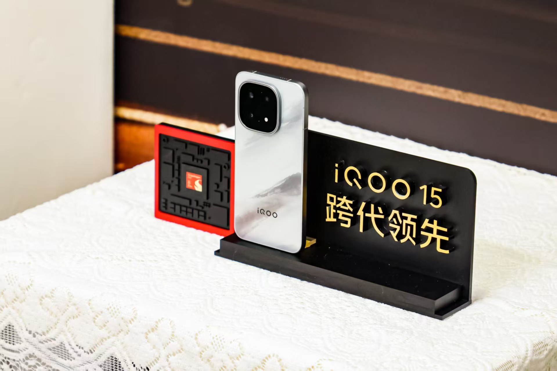 燒屏焦慮、續航、遊戲卡頓？小黑盒iQOO 15產品經理硬核拷問來襲