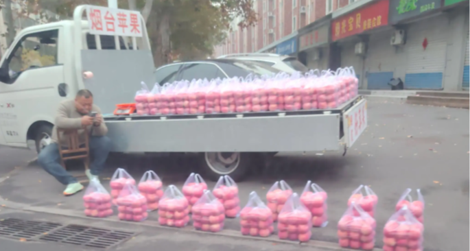 山东一大哥路边卖苹果摆得整整齐齐，网友：强迫症看了很舒适