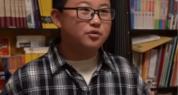 14 歲小孩哥把臥室爆改博物館，房間堆滿古籍文物，自願上交手機