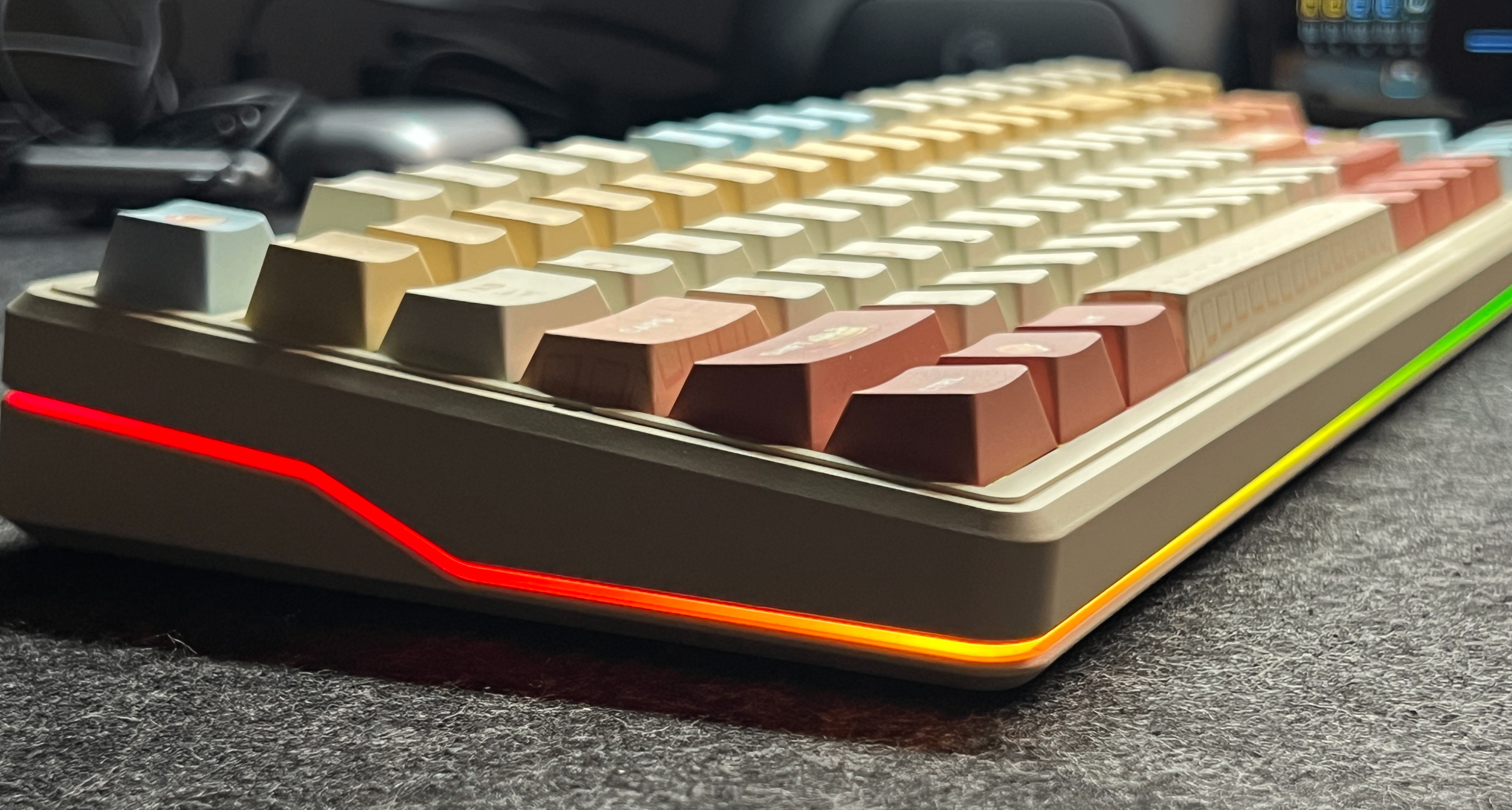 【全面測評】360°環繞RGB＋點陣屏，可玩性超豐富：狼蛛F87PRO V2