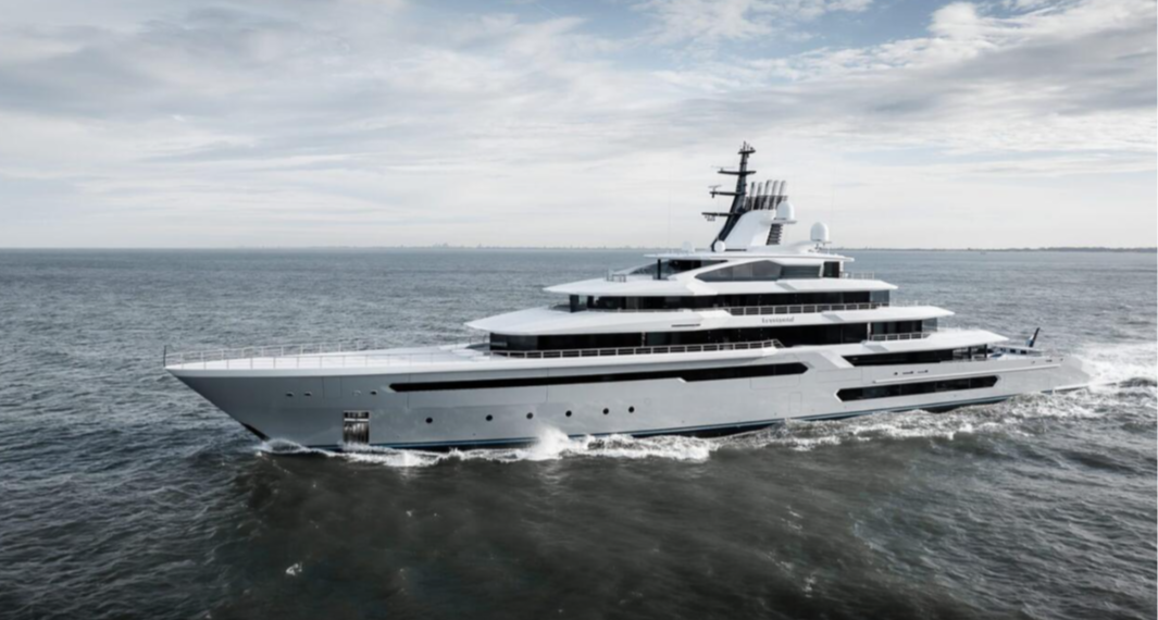 G胖喜提111米超级游艇：配医院+15台游戏PC