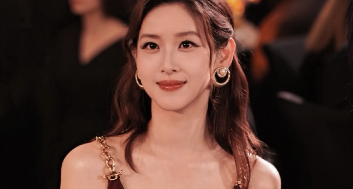 18 歲蠟燭亮眼！章澤天 32 歲慶生曬照，走出半生歸來仍是少女