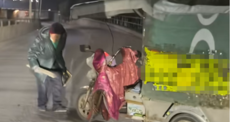 老人三輪側翻求助時承諾不訛人，男子：忐忑過後去幫忙了