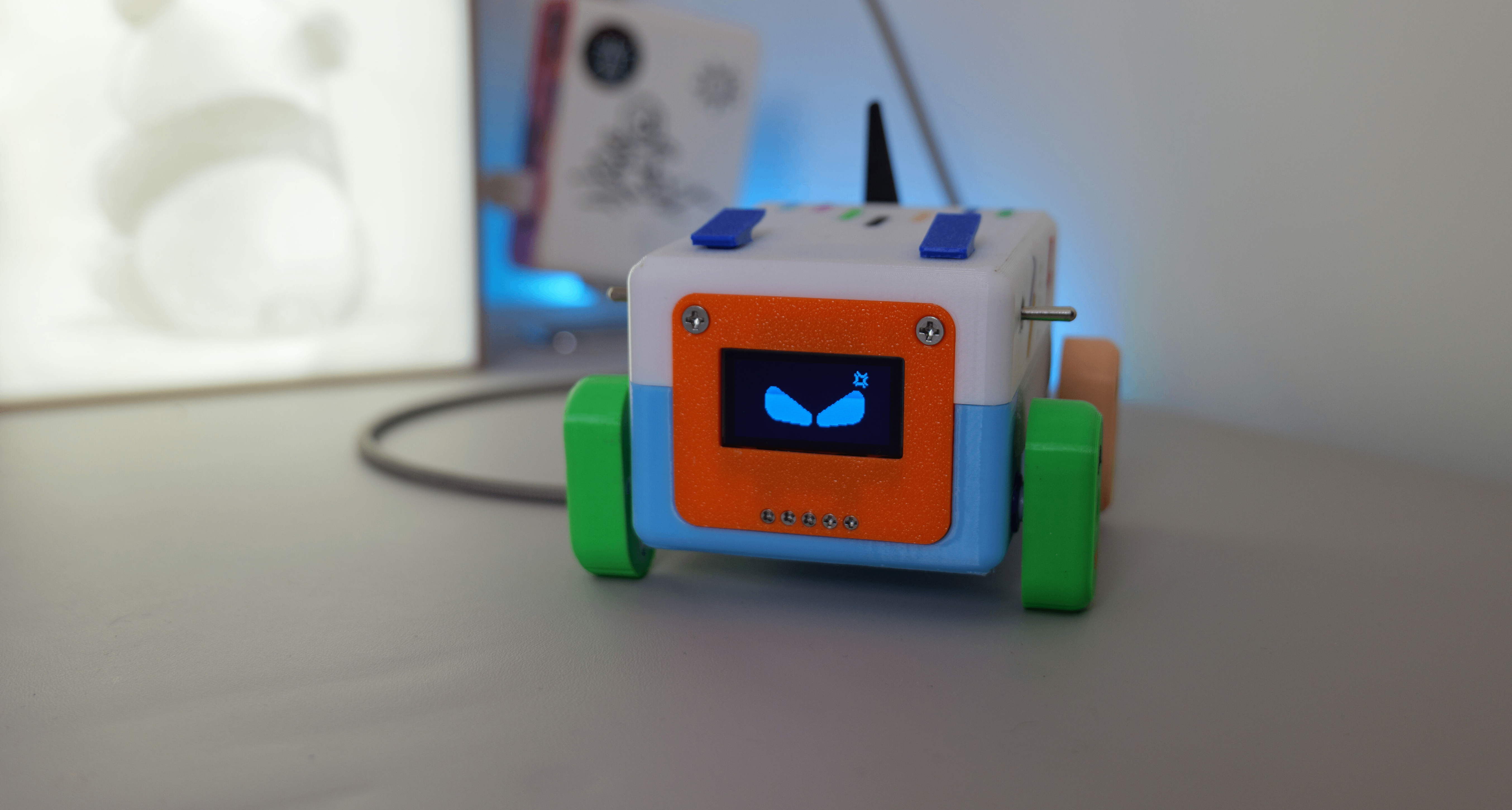 小鹏机器人高不可攀？50块钱手搓开源小智机器人，隔壁小孩馋哭了