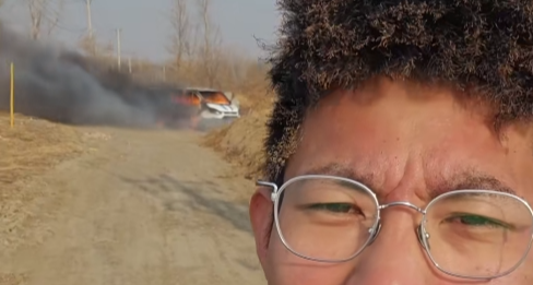 瀋陽一小夥上墳燒紙引火燒車損失約 20 萬，火星被風吹入車致燃