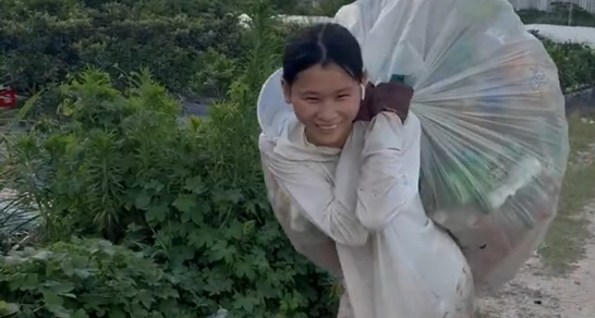 19 岁农村女生从垃圾堆走向时装周，辣条主题时装赢得掌声