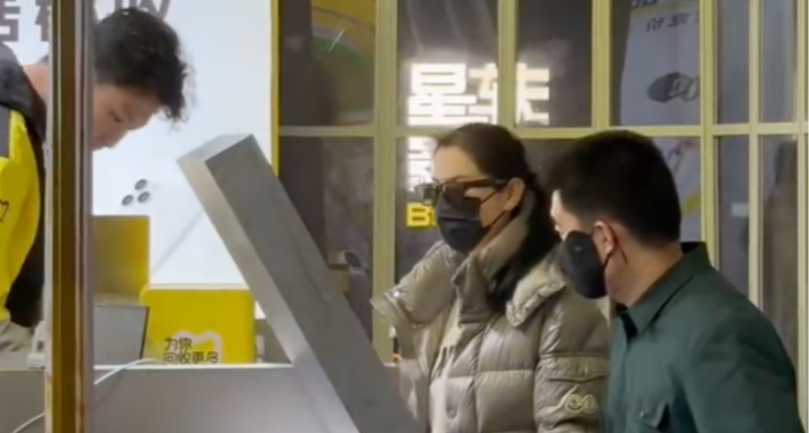 李想夫妇逛二手手机回收店，网友：百亿富豪真会过日子啊！