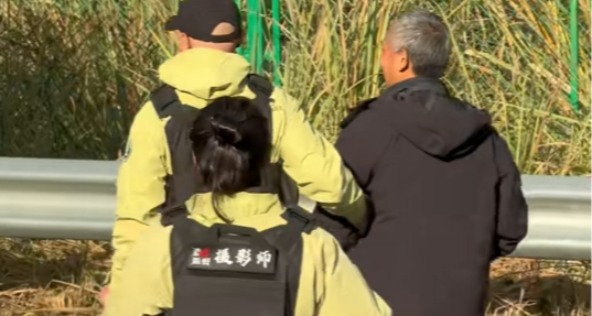 荒野求生老中医被红牌罚下后曝林北偷猕猴桃，说鞋垫是粉丝送的