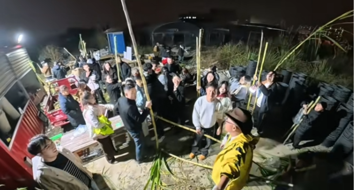 2.99 元入场费挡不住！四川甘蔗哥地里千人打卡，还能看才艺表演