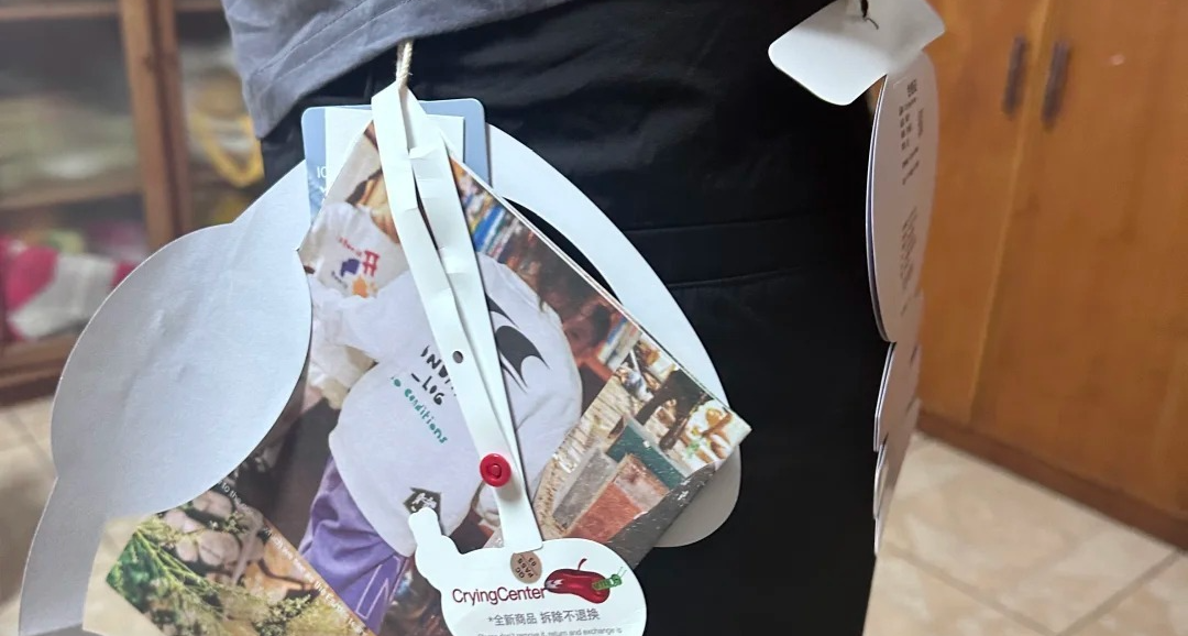 巨型吊牌难以解决信任危机？女装直播 80% 退货率背后的信任困局