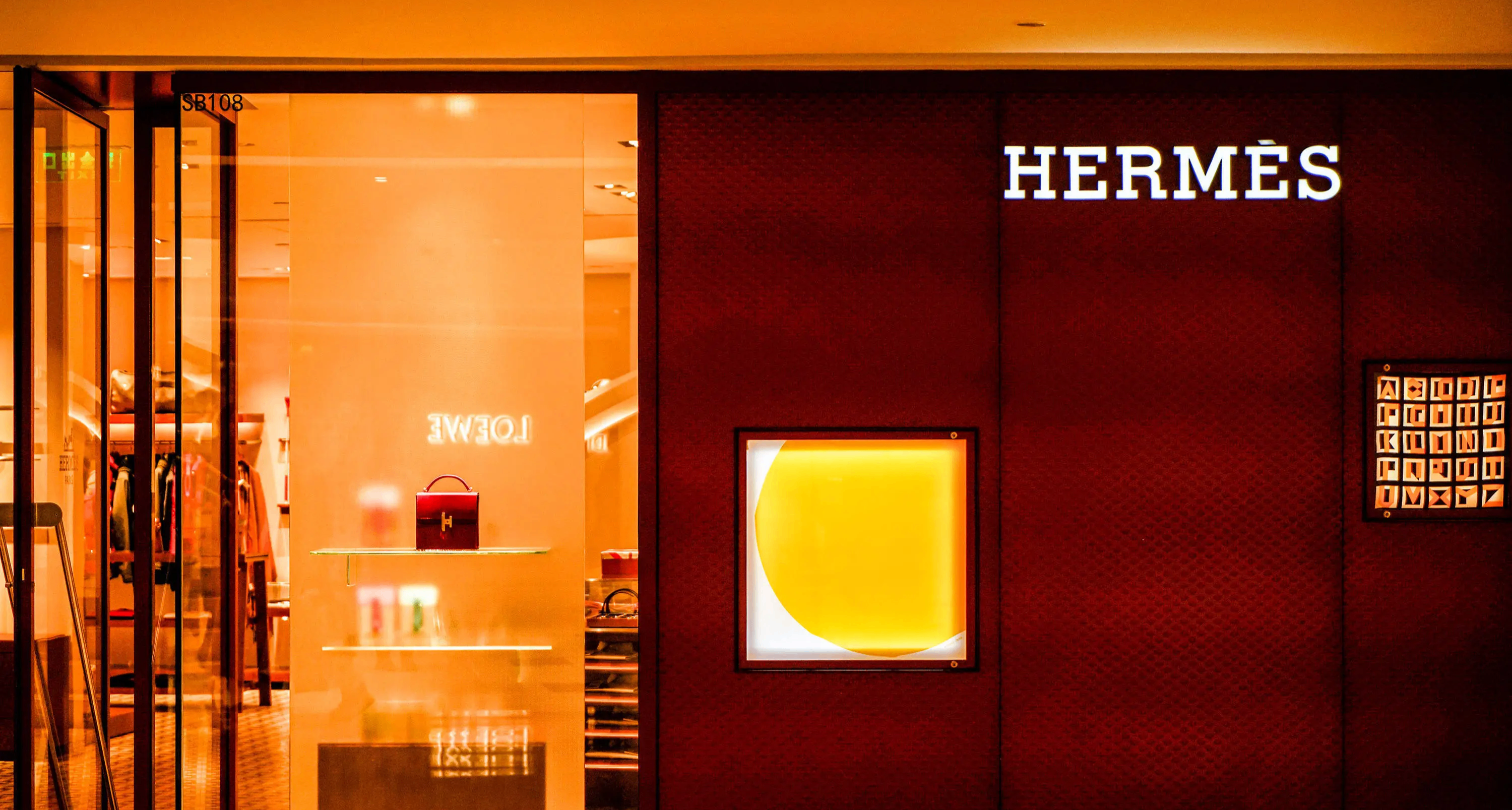 愛馬仕上架新款狗碗，材質爲 100% 不鏽鋼，售價超 2 萬元