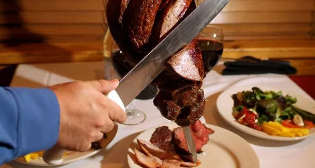 這篇短篇漫畫是如何教你喫到自助餐裏的硬菜的