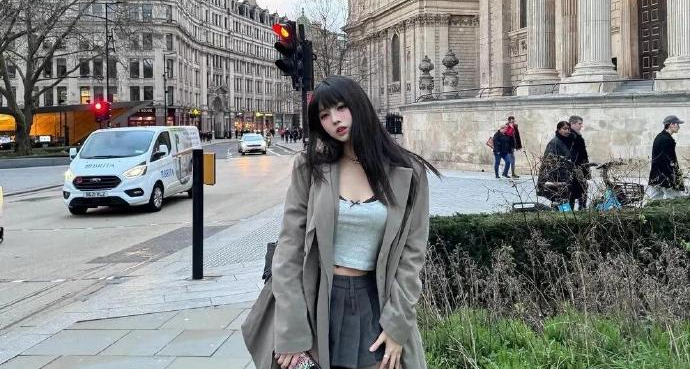 汪峯 20 歲女兒官宣戀情，小蘋果曬和男友海邊合照