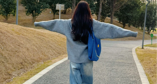 巨型吊牌一個月賣出近百萬個，銷量翻了十幾倍，有商家用鼠標墊