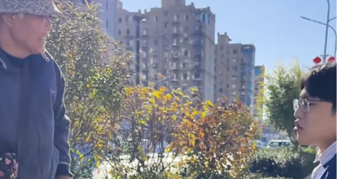 暖心！河北一留守老人给猫看病医生象征性收 20 元