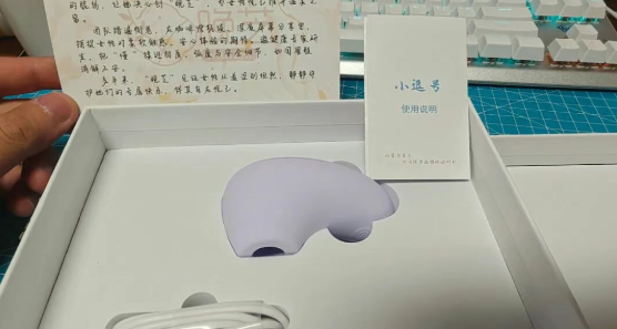 神秘快递开箱！收到 4 个 “小逗号” 玩具，拆开后发现隐藏玄机