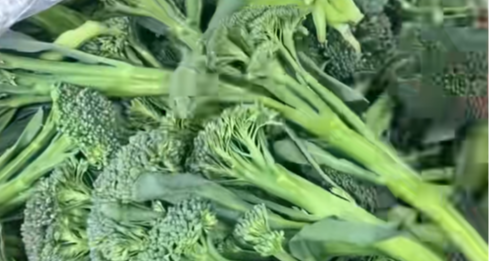 大妈掰碎西兰苔谎称西兰花，商家：只摘了精华部分，无法二次售卖