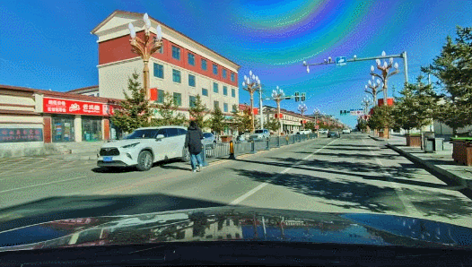 轿车行驶途中车顶突现一个屁股，看清全貌后我和车主都懵了