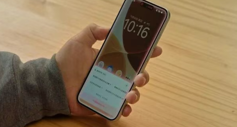 首款“豆包AI手机”售罄，二手平台最高溢价 3500 元，概念股涨停