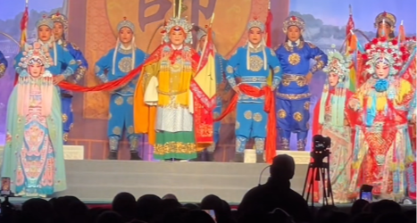 母亲去世 20 年孝子请数万人看 3 天戏，豫剧团：6 场戏 24 万元