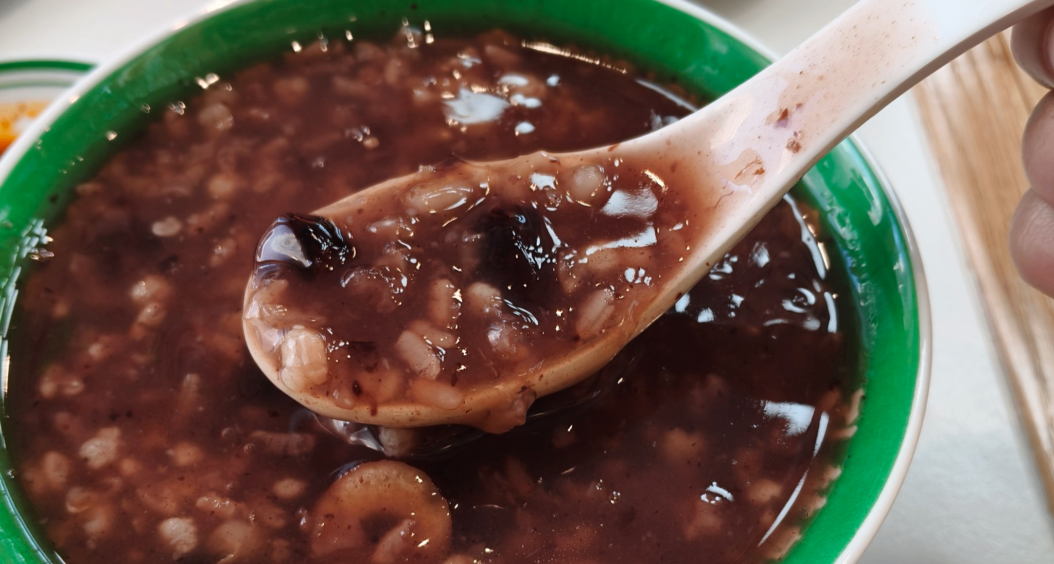 粥碗藏驚喜！臨沂一老闆設喝粥抽獎，孩子主動 “光盤” 只爲抽獎