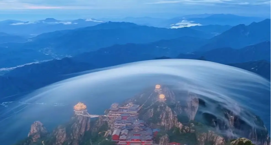 男子在老君山拍到灵气护罩奇观，本人回应：百年难得一遇