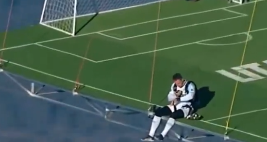 俄极限运动员挑战 1800 米高空足球赛，复刻 C 罗庆祝动作