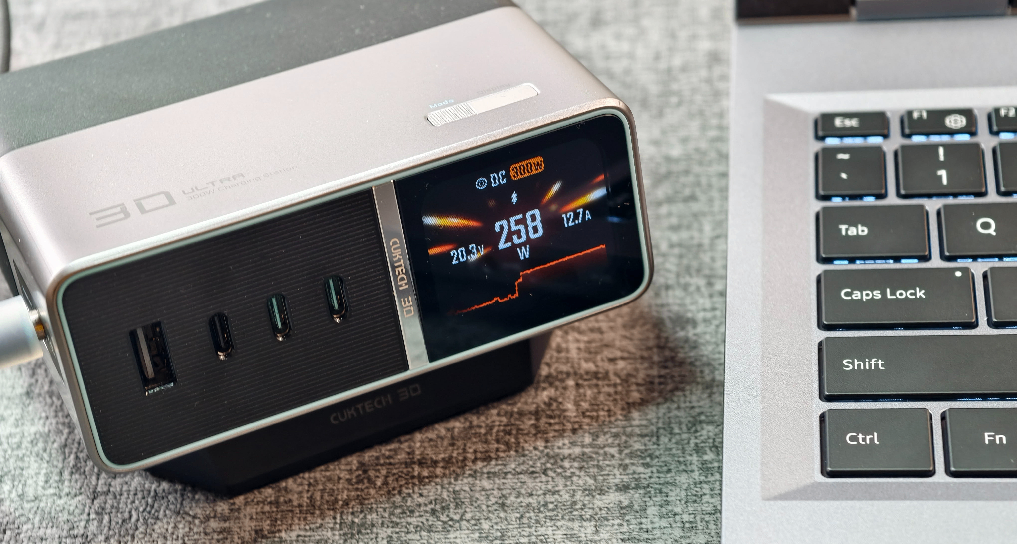 一个300W的充电器，真能替代“大砖头”让游戏本狂飙吗？