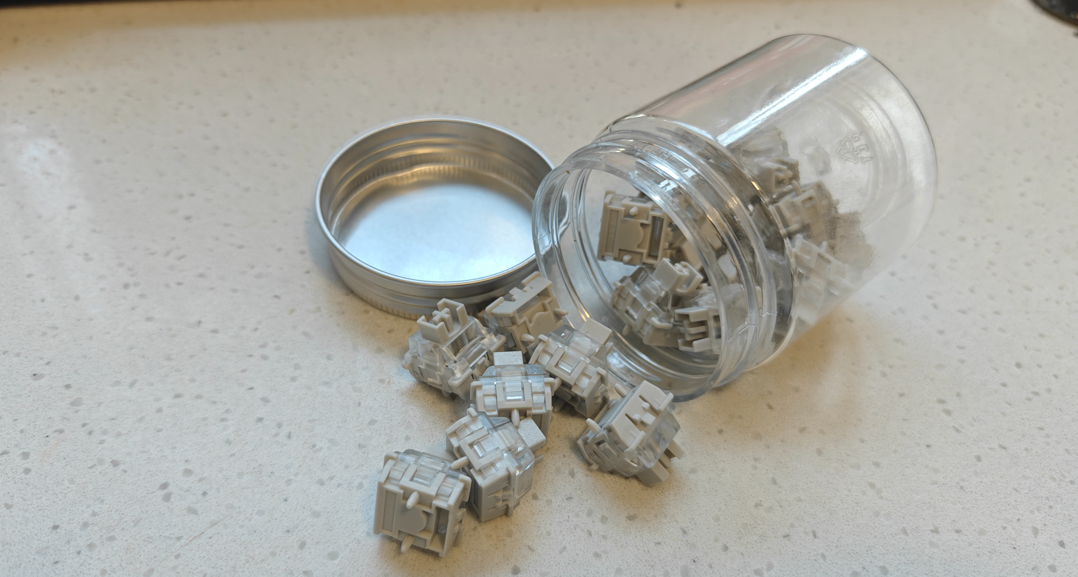 不差钱：一颗磁轴轴体就卖8块，那我只要剩下的底板和键帽可以吗