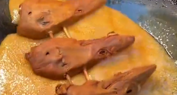 东北早市有人卖鸭头糖葫芦，30 元 1 串，1 串上 3 个鸭头