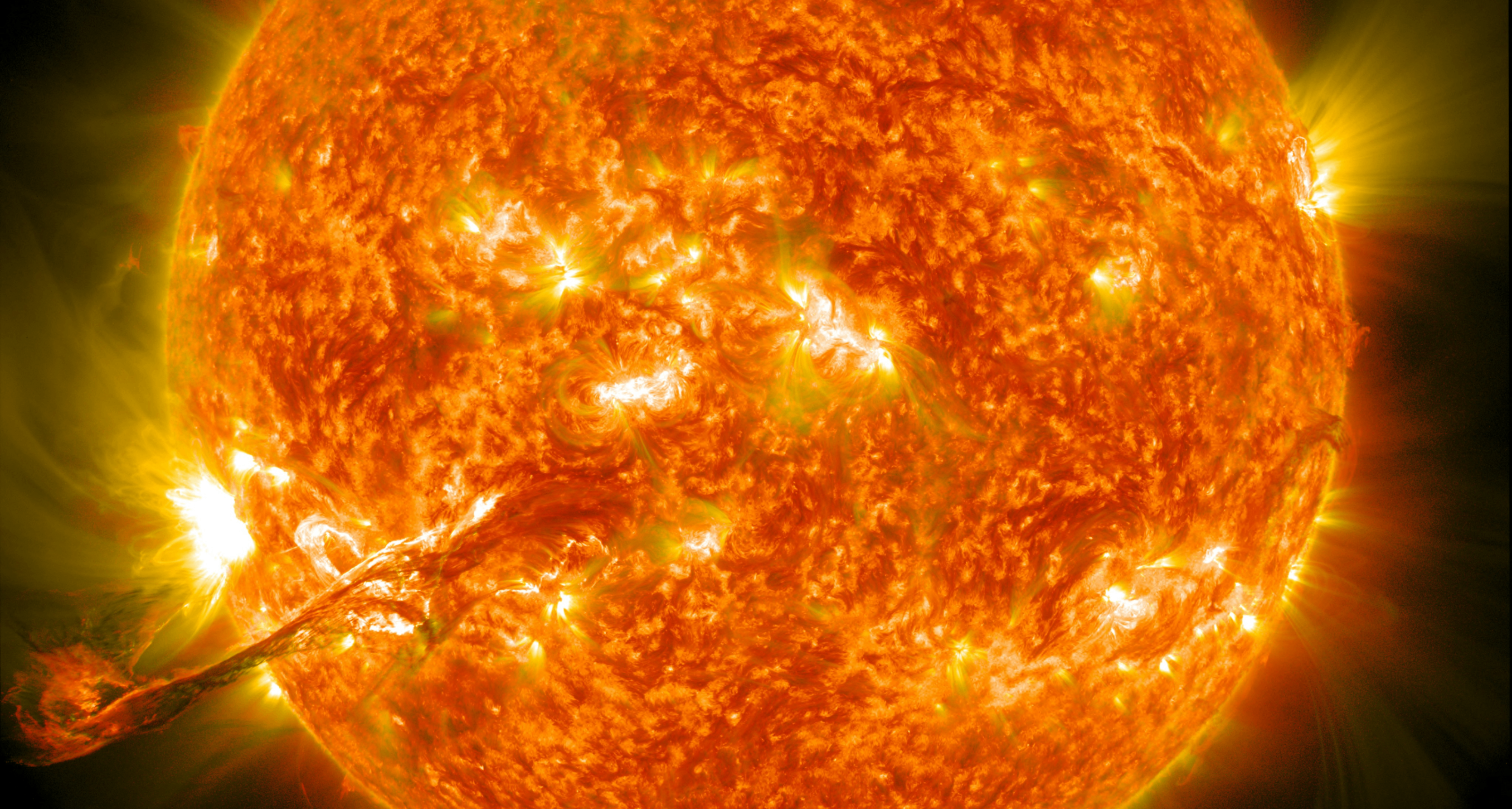 太陽上出現了一個規模相當大的巨大黑子，而且它正對着地球