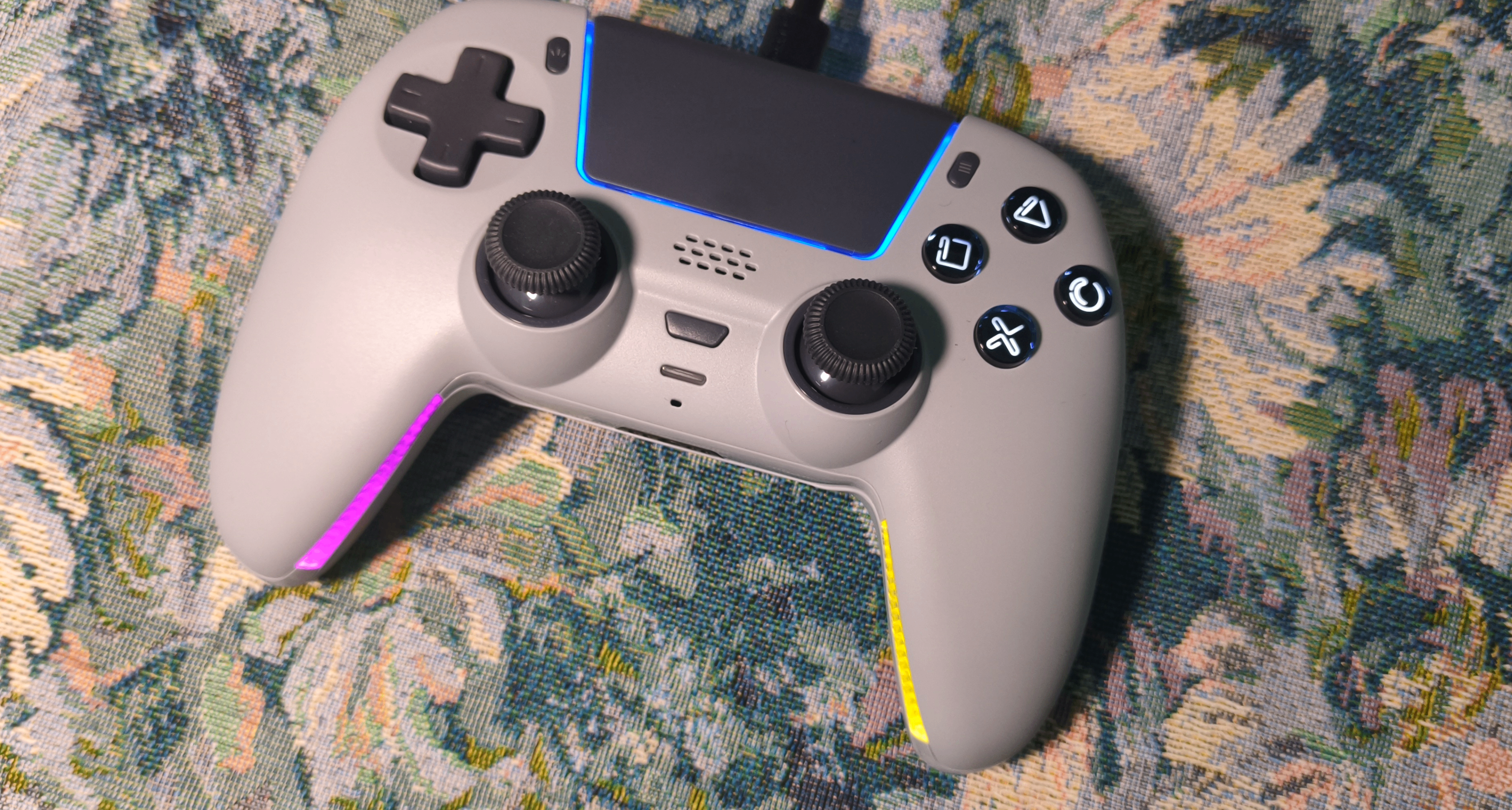 200价位支持ps5协议？ds5手柄同款模具魅谷破阵者手柄体验如何？