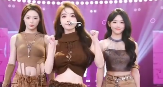 馮提莫直播間換裝被封，有網友質疑係直播“擦邊”，工作人員回應