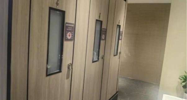 深圳一地廁所吸菸會變透明，廁所門前貼標語：可別沒忍住變網紅