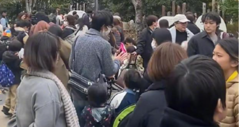 日本民衆告別大熊貓只能看 1 分鐘，排隊數小時送別大熊貓