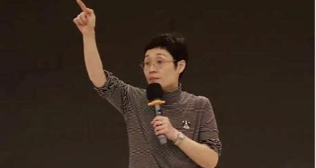 一个戴眼镜的短发女人---刘晓艳