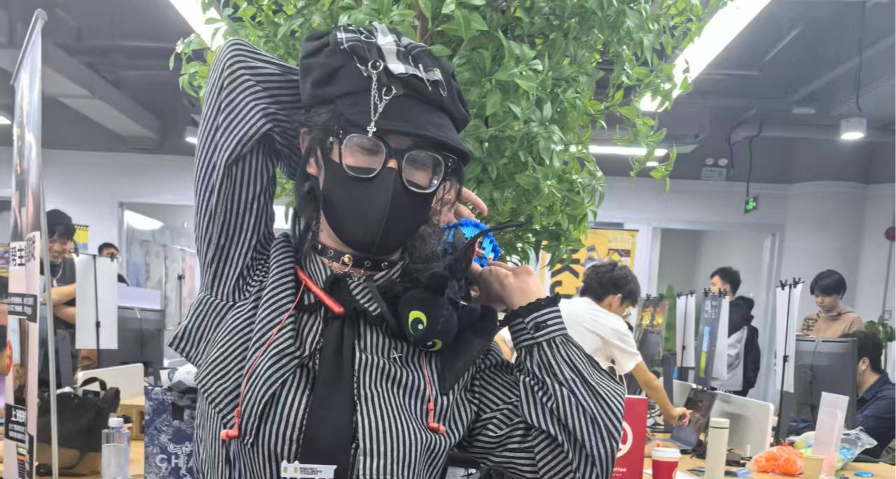 制作人现场“女装”？?不是兄弟你来真的？