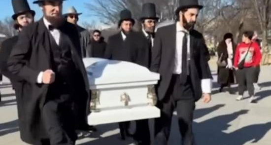 罕见！美国数百人送葬 1 美分硬币，穿黑衣抬棺，有人落泪
