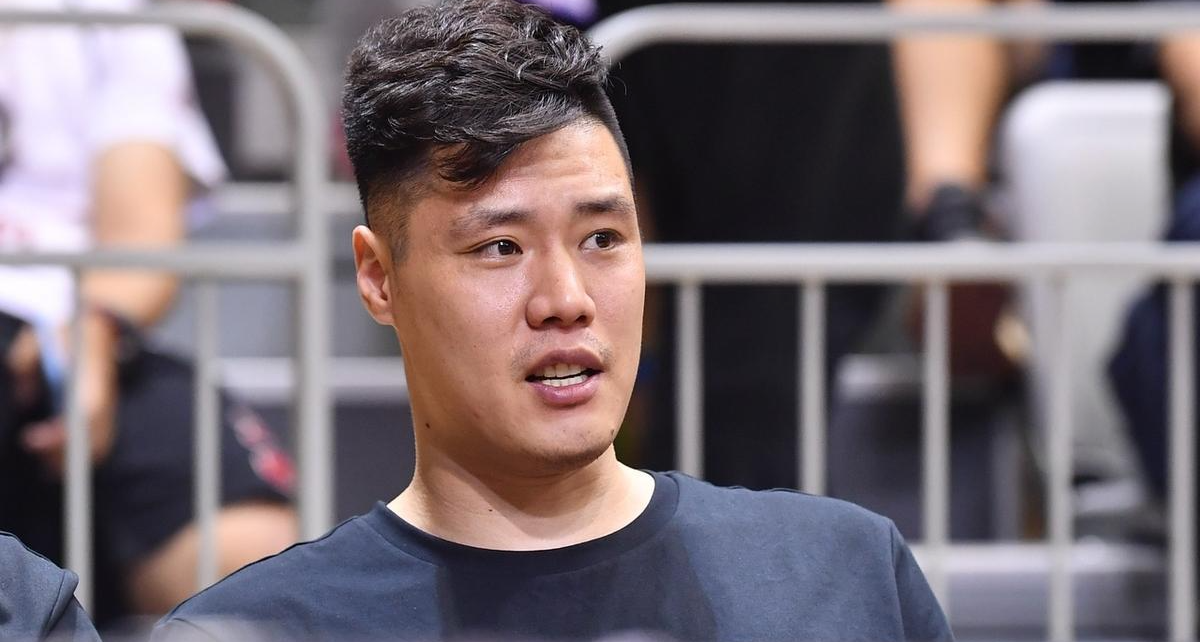 罕見！前遼寧籃球星賀天舉帶貨未達標，被取消 CBA 解說資格